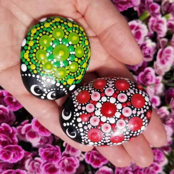 OOAK Set of 8 Hand Made Dot Art Mandala River Pebbles Small Stones Ladybugs - Picture 6 of 8